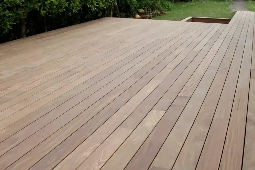 Terrasse en bois massif avec des lames parfaitement alignées, offrant une finition naturelle et durable pour un aménagement extérieur élégant.