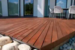 Terrasse en bois fraîchement installée devant une maison, réalisée par une entreprise de rénovation à Bordeaux.