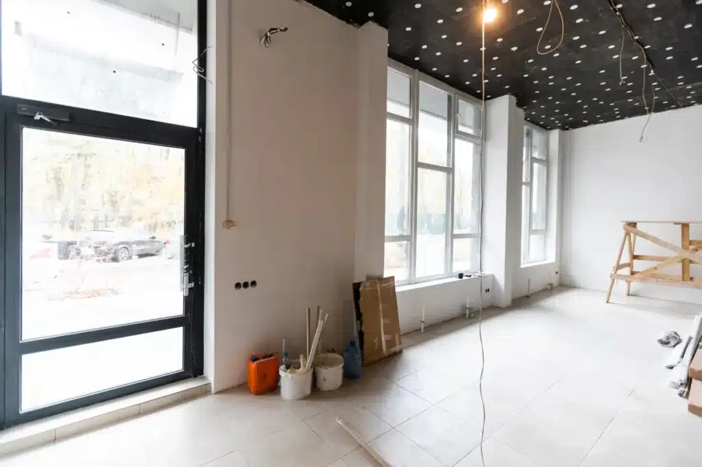 Espace commercial en cours de rénovation avec des outils, câblages électriques et structure de plafond, réalisé par une entreprise de rénovation à Bordeau
